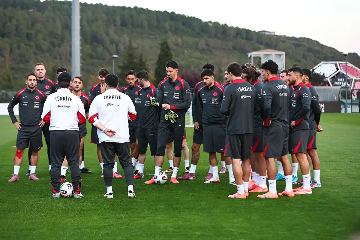 Dünya Kupası elemelerinde heyecan devam ediyor. İlk iki maçta bir galibiyet ve bir mağlubiyet alan milliler, bu kez hedefini net koydu: E grubundaki önemli rakiplerinden Bulgaristan ile karşılacak A Millilerin kaybetmeye tahammülü yok. Karşılaşma Bulgaristan'ın başkenti Sofya'daki Vasil Levski Ulusal Stadı'nda oynanak. Hedef Bulgaristan ve ardından oynanacak Gürcistan maçlarını kazanarak grupta ikinci sıradaki yerini sağlamlaştırmak. Milliler, ardından 14 Ekim Pazartesi günü Kocaeli Stadyumu’nda Gürcistan ile 4. grup mücadelesine çıkacak. Peki futbolseverlerin merak ettiği soru: Bulgaristan – Türkiye maçı ne zaman, saat kaçta ve hangi kanalda yayınlanacak?<br>