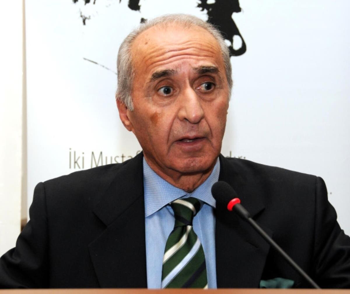 Siyaset sahnesine 1977 seçimlerinde Cumhuriyet Halk Partisi’nden İstanbul milletvekili olarak adım atan Çetin, 1978-1979 yıllarında Bülent Ecevit hükümetinde devlet bakanı ve başbakan yardımcısı olarak görev almıştır.