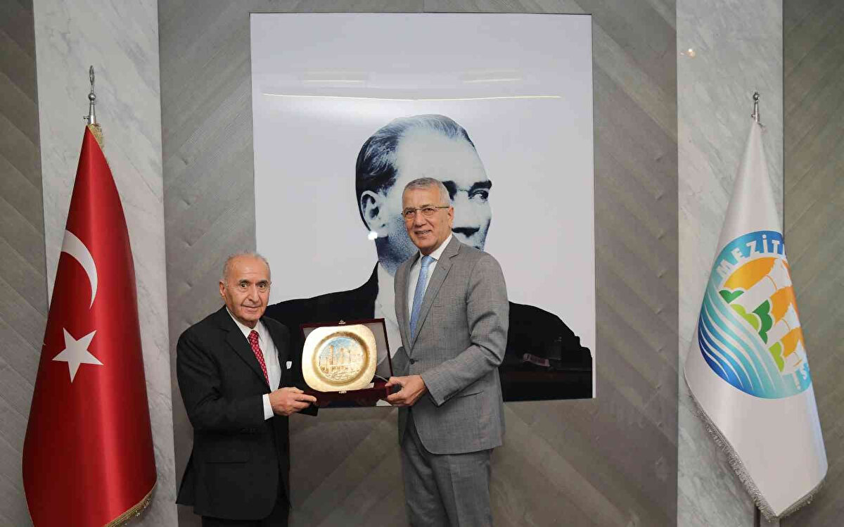 1995 yılında CHP ile SHP’nin birleşmesiyle kurulan CHP genel başkanlığına seçildi.<br>Aynı yılın eylül ayına kadar bu görevde kaldı