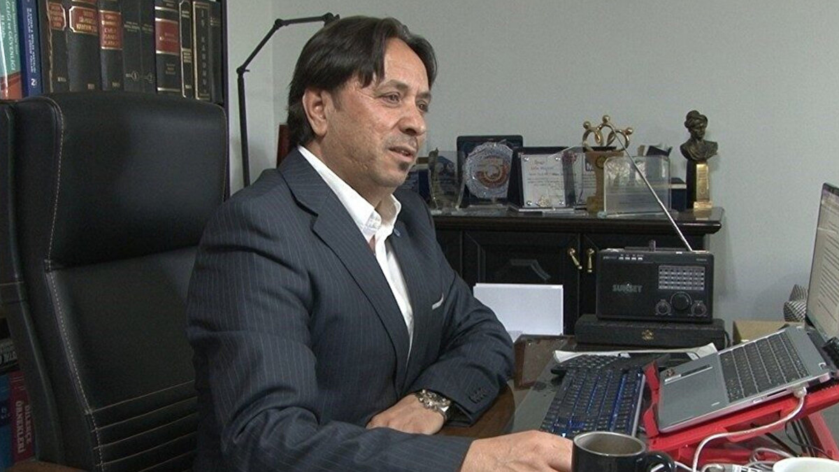 Karakaş: "Sadece K harfi değil, "K, Ş, S harfi varsa emekliliğiniz tehlikede demektir. S ibareli bir işyerinde çalışıyorsanız ‘Sahte sigortalılık’ riski var. Kişi kendini bir işyerinde çalışıyor göstermişse, sigortalı göstermişse SGK bunu tespit ettiği anda iptal eder ve sahte sigorta olarak değerlendirir. ‘Ş’ harfi ise şüpheli işyeri anlamına gelir. Bu durumlarda emekli olsanız bile emekliliğiniz iptal edilir ve ödenen maaşlar faiziyle geri alınır. K ibareli işyerleri ise Kontrol sürecinde olduğunu gösterdiği için burada görev alan kişilerin çalışma sürelerinin emekliliğe dahil edilmeme ihtimali var. Bu sebeplerden 2016 yılından bu yana yapılan denetimlerde 206 bin kişinin emekliliği iptal edildi."