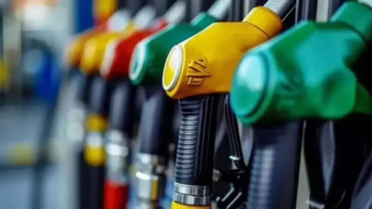Akaryakıt fiyatları neden değişiyor?<br><br>Akaryakıt fiyatları; uluslararası petrol fiyatları, döviz kuru hareketleri, vergi oranları ve rafineri maliyetleri gibi birçok faktöre göre belirleniyor. Son dönemde brent petrol fiyatlarında yaşanan gerileme ve döviz kurundaki istikrar, akaryakıt fiyatlarına indirim olarak yansıdı.