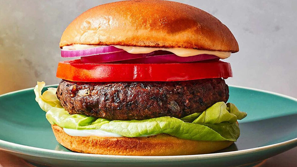 AP milletvekilleri, ete "hayvanların yenilebilir kısımları" olarak yeni bir tanımını getirilmesini, biftek, şnitzel, sosis veya burger gibi isimlerin yalnızca et içeren ürünler için geçerli olmasını istedi.<br><br>AP üyeleri ete alternatif ürünlerin ise daha sıkı biçimde etiketlenmesini talep etti.