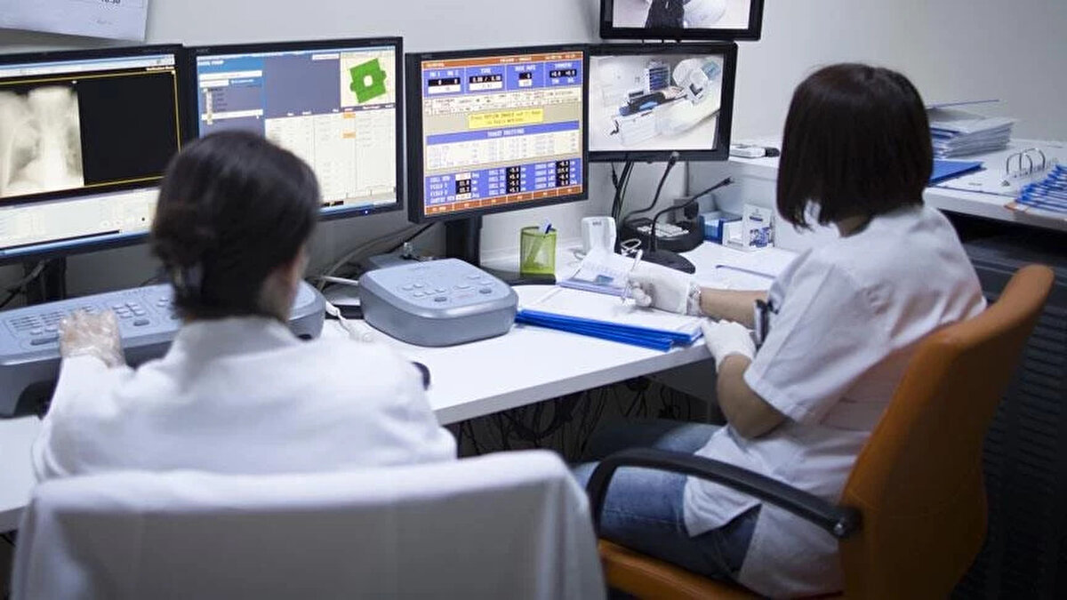 Yerleştirme işlemlerinde aynı puanı alan adaylar arasında mezuniyet tarihi itibarıyla önce mezun olan, bu da aynıysa yaşı büyük olan adaya öncelik tanınacak. Adaylar, sonuçları ÖSYM’nin resmi internet sitesinden T.C. kimlik numarası ve şifreleriyle sorgulayabilecek.