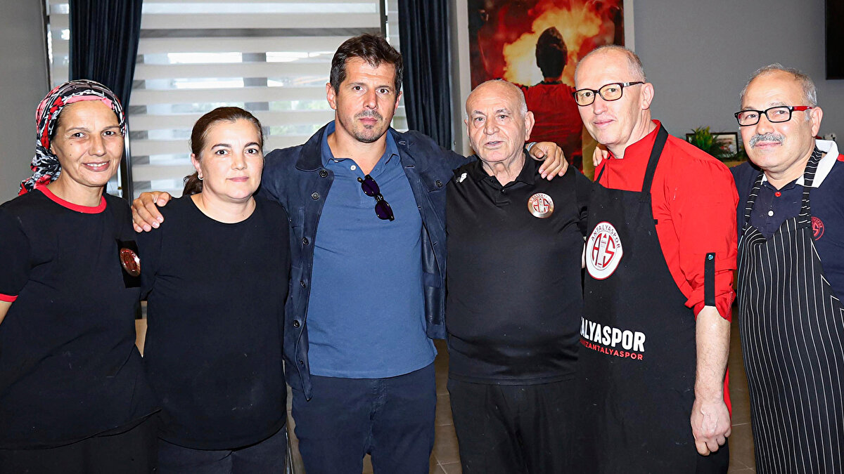 2025-2026 sezonuna da Antalyaspor'un başında başlayan Belözoğlu, bu sezon 8 Süper Lig maçında 3 galibiyet, 1 beraberlik ve 4 yenilgi aldı. Takım, topladığı 10 puanla ligin 10. sırasında yer alıyor.