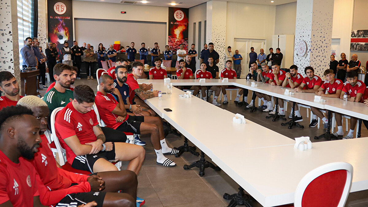 Bugün Atila Vehbi Konuk Tesisleri'nde Başkanımız Rıza Perçin, yöneticilerimiz ve personellerimizle vedalaşan Emre Belözoğlu ve ekibine teşekkürlerimizi sunar, bundan sonraki kariyerlerinde başarılar dileriz" denildi.