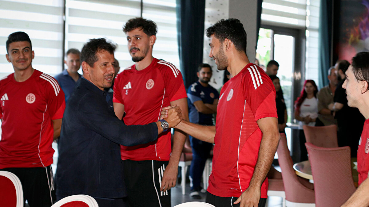 Kulüpten yapılan duyuruda ise; "Teknik Direktörümüz Emre Belözoğlu ve ekibi ile karşılıklı olarak anlaşarak yollarımızı ayırmış bulunmaktayız.