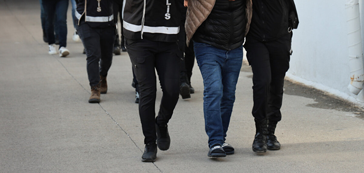 Ünlü isimlere uyuşturucu operasyonu. İstanbul merkezli operasyonda magazin dünyasının ünlü isimleri "uyuşturucu kullanımını özendirme" suçlamasıyla gözlatına alındı. Gündeme bomba gibi düşen operasyonun temelinde sosyal medya paylaşımları var. Ünlülerin sosyal medya paylaşımları ve sorumlulukları bir kez daha gündeme geldi. Gözaltına alınan isimler arasında Mert Yazıcıoğlu, Kubilay Aka, İrem Derici, Simge Sağın, Derin ve Deren Talu gibi isimler yer alıyor. Haklarında herhangi bir gözaltı kararı bulunmadığı ve işlemlerinin ardından serbest bırakılacağı belirtilen ünlüler, burada ifade işlemlerinin tamamlanmasının ardından kan örneklerinin alınması için jandarma ekipleri eşliğinde Yenibosna'daki Adli Tıp Kurumu'na getirildi.19 ünlü, Adli Tıp’taki işlemlerinin ardından Maslak’taki İl Jandarma Komutanlığı’ndan serbest bırakıldı.<br>