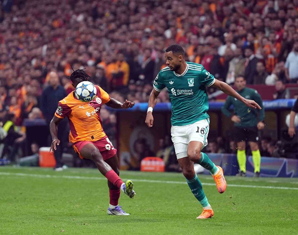 Liverpool maçında sağ bekte görev yapan Fildişi Sahilli genç yıldız kısa sürede taraftarın sevgilisi haline geldi. 