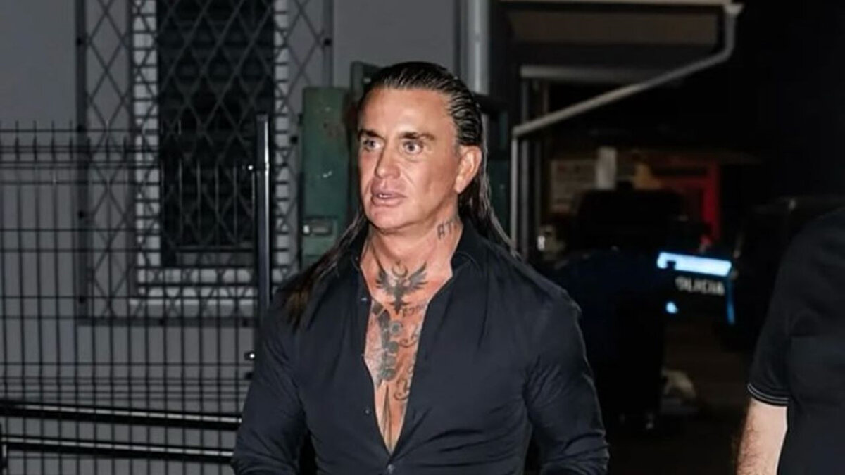 Tam adı Coşkun Necati Arabacı olan ve kamuoyunda “Cehennem Necati” olarak tanınan isim, 14 Şubat 1972 tarihinde Almanya’nın Köln kentinde dünyaya geldi. Türk-Alman kökenli olan Arabacı, uzun yıllardır uluslararası organize suç örgütleriyle anılıyor.