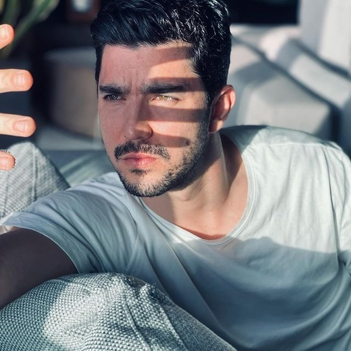 KAAN YILDIRIM KARİYERİ<br>Kayıp dizisi ile ilk kez ekran karşısına geçen Kaan Yıldırım 'Ulan İstanbul' dizisinde canlandırdığı Ferdi karakteri ile dikkat çekti.  Sonrasında “Adı Mutluluk”, “Kalbim Yangın Yeri”, “Klavye Delikanlıları”, “İnsanlık Suçu”, “Halka”, “Hekimoğlu”, “Sipahi” ve “Kopuk” gibi dizilerde rol aldı. Rol aldığı dizilerin yanı sıra “Yok Artık!”, “Bölük”, “Gelincik”, “Ümmü Sıbyan: Zifir” ve “Mevlana Celaleddin-i Rumi” gibi sinema filmlerinde yer aldı.