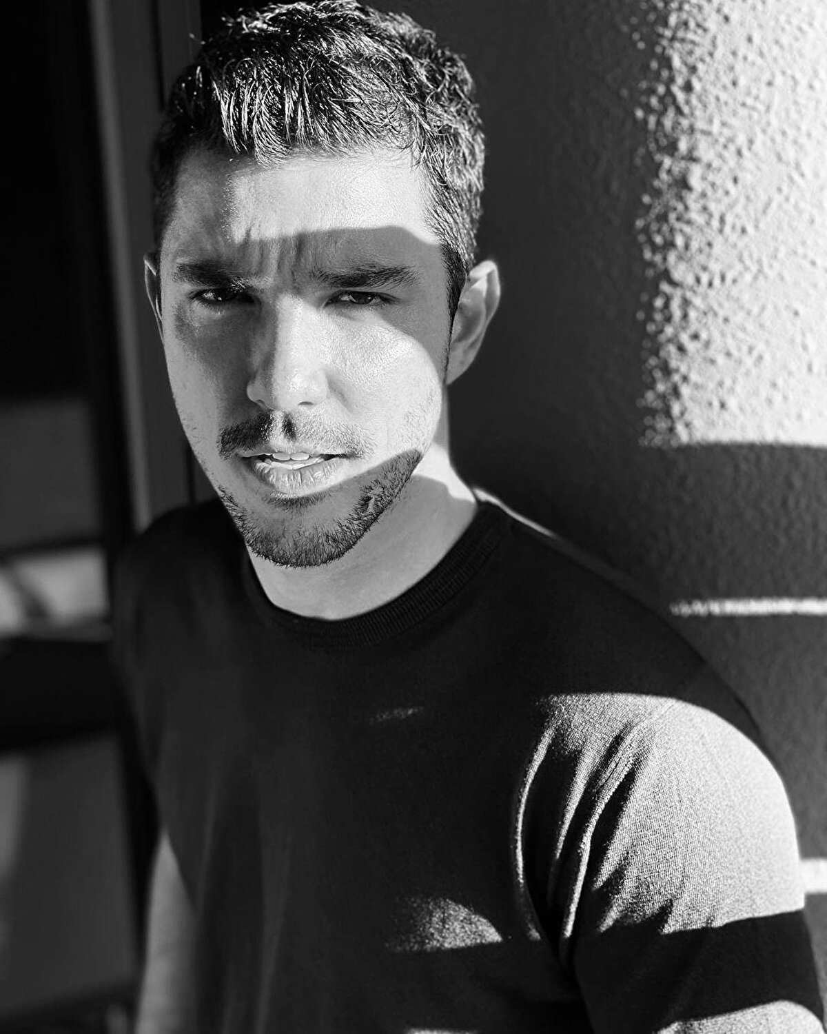 Kaan Yıldırım Kimdir?<br><br>24 Aralık 1986 doğumlu  Kaan Yıldırım  Londra Brunel Üniversitesi'nde Pazarlama eğitimi aldı. Ardından Türkiye'ye dönerek Başkent İletişim Bilimleri Akademisi'nde oyunculuk eğitimi aldı. 2013 yılında ilk kez 'kayıp' dizisi ile ekran karşısına geçti. 2024 yılında kendisi gibi oyuncu Pınar Deniz ile evlendi. 2025 yılında İstanbul'da düzenlenen bir operasyon kapsamında gözaltına alınmış, konuya ilişkin ayrıntılar henüz kamuoyuna açıklanmamıştır.