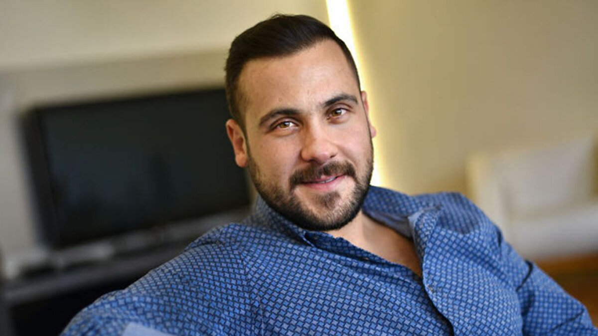 Petrol Ofisi’nden Resmî Açıklama Geldi<br><br>Petrol Ofisi, Ümit Erdim’in iddiaları üzerine yazılı bir açıklama yaptı.<br>Açıklamada, “Şirketimizle ilgili farklı mecralarda ortaya atılan gerçek dışı söylemler nedeniyle kamuoyunu bilgilendirme gereği doğmuştur.” ifadeleri kullanıldı.<br>Şirket, Ümit Erdim ile yıllık bir anlaşmaları olmadığını ve proje bazlı iş birliklerinin fotoğraflar nedeniyle durdurulduğu iddiasının da asılsız olduğunu bildirdi.