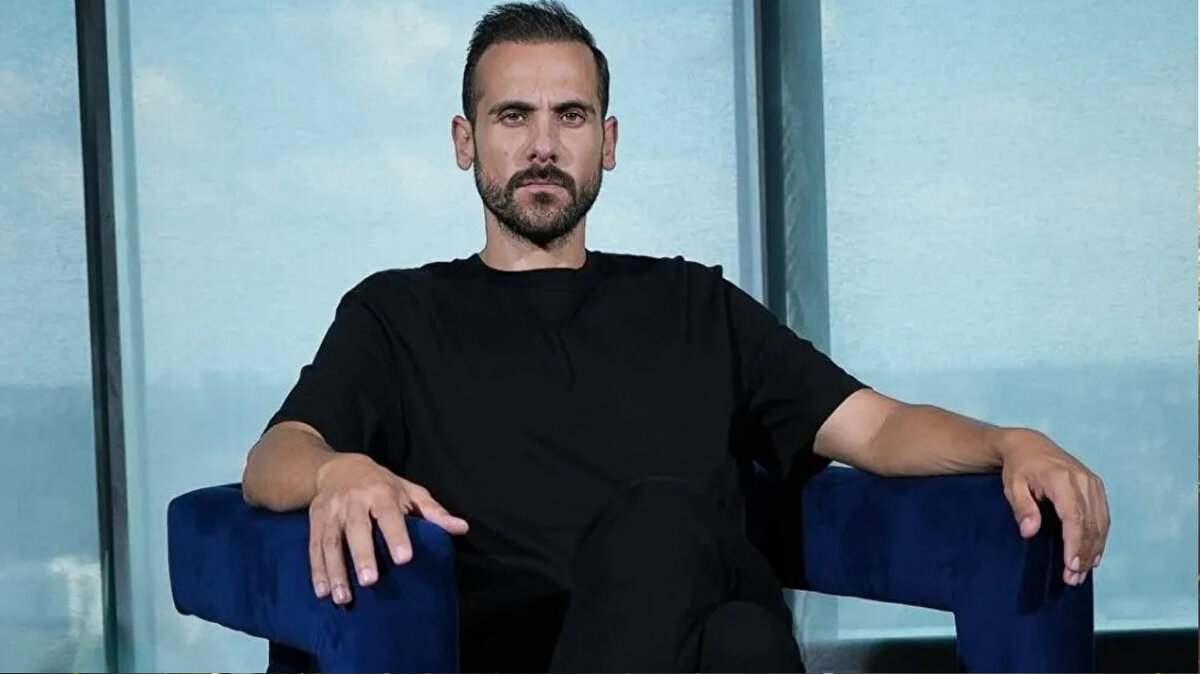 Ümit Erdim’den “Sözleşme İptali” İddiası<br><br>Oyuncu Ümit Erdim, Baba Sosyal YouTube kanalında Levent Cengizhan’a verdiği röportajda dikkat çeken bir iddiada bulundu.<br>Erdim, Kültür ve Turizm Bakan Yardımcısı Batuhan Mumcu’nun davetinde çekilen toplu bir fotoğraf nedeniyle Petrol Ofisi’nin kendisiyle olan anlaşmasını iptal ettiğini öne sürdü.<br>Erdim, “O fotoğrafta Bilal Erdoğan da vardı, paylaşımın ardından anlaşmam iptal edildi.” dedi.