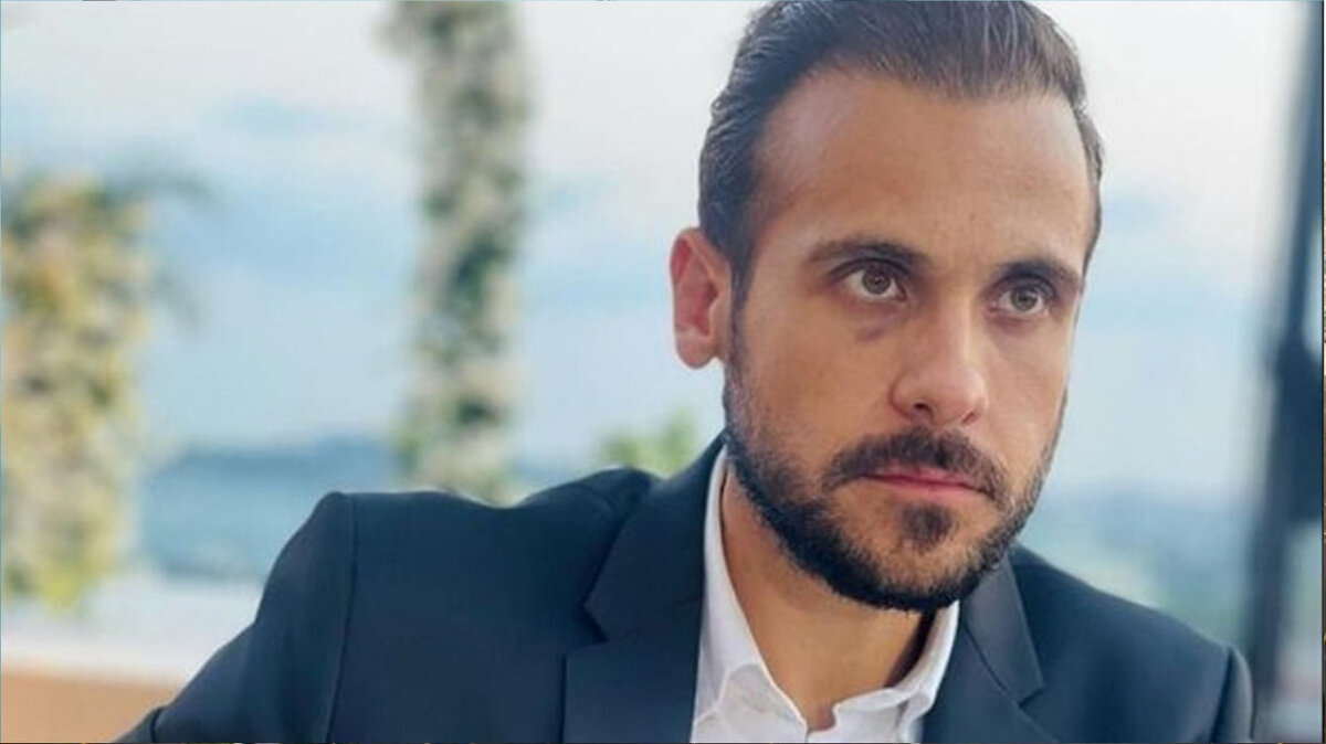 “Batuhan Mumcu’nun Davetindeydik”<br><br>Erdim, söz konusu etkinliğin Batuhan Mumcu’nun davetiyle gerçekleştirildiğini ve 30 kişilik bir toplu fotoğraf çekildiğini belirtti.<br>Fotoğrafta Oğuzhan Koç, Eser Yenenler, Sefo, Volkan Demirel ve Mus-Car (Mustafa Akan) gibi isimlerin de yer aldığını söyledi.<br>Erdim, “Etkinlikte çekilen o toplu fotoğrafın Mumcu tarafından Instagram’da paylaşılmasıyla sosyal medyada tartışmalar başladı.” ifadelerini kullandı.