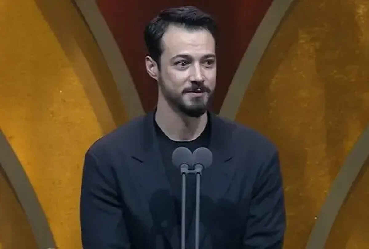 Mert Yazıcıoğlu kimdir, hangi dizilerde oynadı?<br><br>10 Mayıs 1993 tarihinde İstanbul’da doğan Mert Yazıcıoğlu, genç yaşta oyunculuğa yönelerek kariyerine başarılı projelerle adım attı. İstanbul Aydın Üniversitesi İşletme Bölümünde eğitimine başlayan Yazıcıoğlu, oyunculuk tutkusunu keşfettikten sonra profesyonel eğitimler alarak sektöre giriş yaptı. Umuda Kelepçe Vurulmaz, Mehmed: Bir Cihan Fatihi, Bir Litre Gözyaşı ve Aşk 101 gibi popüler dizilerde rol alan oyuncu, son olarak Kızıl Goncalar dizisinde “Cüneyd Güneş” karakteriyle büyük beğeni topladı. Başarılı oyuncu, yeni projesi Kuruluş Orhan dizisinde izleyici karşısına çıkmaya hazırlanıyor.