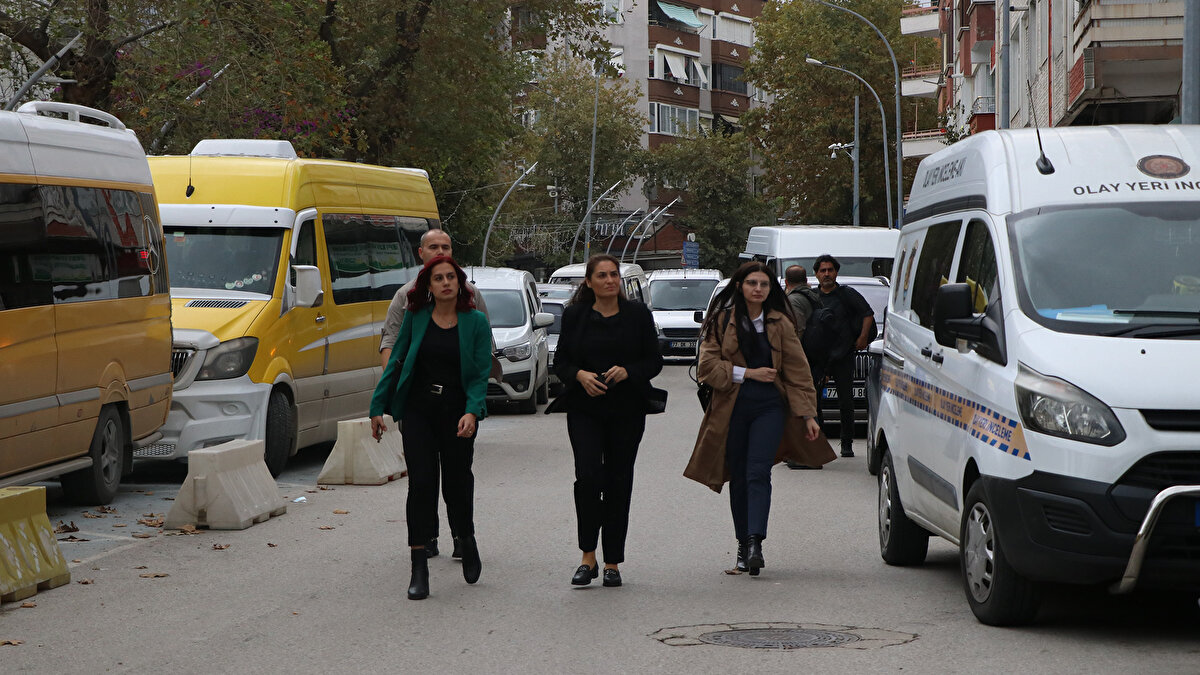 Olay, 26 Eylül saat 01.30 sıralarında Çınarcık ilçesi Harmanlar Mahallesi Vali Akı Caddesi’nde meydana geldi. Arabesk müziğin sevilen isimlerinden şarkıcı 'Güllü' olarak bilinen Gül Tut, 6'ncı kattaki evinde pencereden düştü.