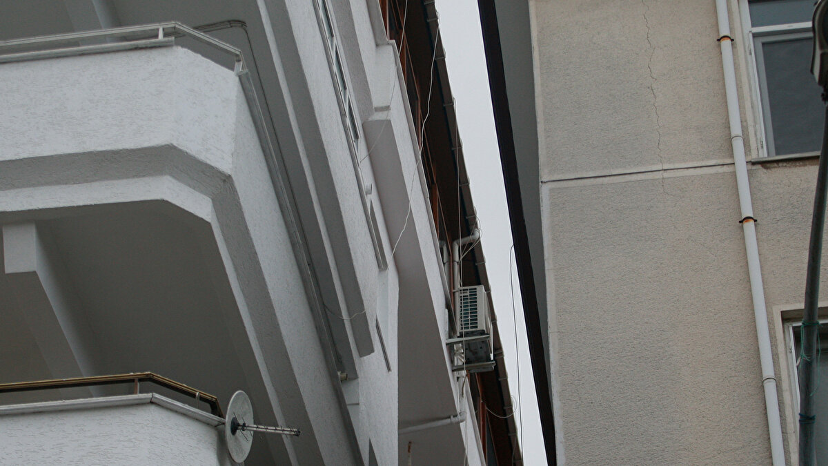 “Savcılık makamınca olay yerinde keşif ve bilirkişi incelemesi yapılmış olup, titizlikle bu süreç yürütülmektedir. Dosyaya ilişkin olarak ses çözüm, görüntü kayıtlarının gelmesi ve bilirkişi incelemesi sonucunda bu maddi olayın ortaya çıkacağına inanıyoruz. Dosyada bir tane gelişme olmuştur. Biyoloji İhtisas Dairesi'nin göndermiş olduğu bir rapor vardır. Bu rapor neticesinde, aynen şunu söylemektedir, Güllü hanımın otopsi esnasında alınan örneklerinde DNA profili çıkmamıştır. Bunlar değerlendirilmiş olduğu zaman, dosyaya gerekli raporlar geldiği zaman kısa sürede maddi gerçeğin ortaya çıkacağına inanıyoruz.”