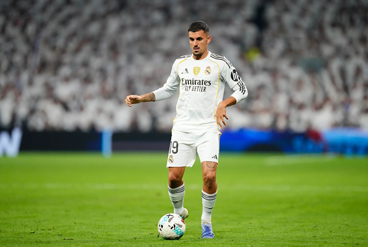 CEBALLOS İSMİ YİNE GÜNDEME GELDİ<br><br>İspanyol basını, Real Madrid'de rotasyona girmekte zorlanan ve ana planda yer almayan İspanyol oyuncu Ceballos'un yeniden Fenerbahçe'nin gündemine geldiğiniz yazdı. 