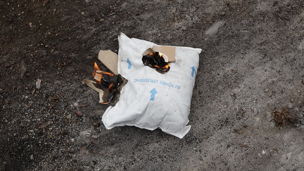 El ile temas yanlış<br><br>Çakıroğlu, kokarca istilasını yok ederken elle temas edilmemesi konusunda uyarılarda bulunarak, "Sağlık Bakanlığı'ndan yapılan açıklama, hassas ciltlere sahip insanların eliyle kokarcayı ezmeye çalıştığı zaman alerjik reaksiyon gösterebileceği konusunda vatandaşın duyarlı olması yönündedir. Elinizle değil de farklı yöntemlerle öldürmeniz gerekir. Bu konuda mutlaka birebir elinizle ezmeniz yanlıştır. Hassas cildiniz varsa reaksiyon gösterebilir. Kokusundan rahatsız olabilirsiniz. Kokarca, ağız yapısı olarak ısırıcı bir yapıya sahip olmadığı için farklı bir etki göstermez" dedi.<br>