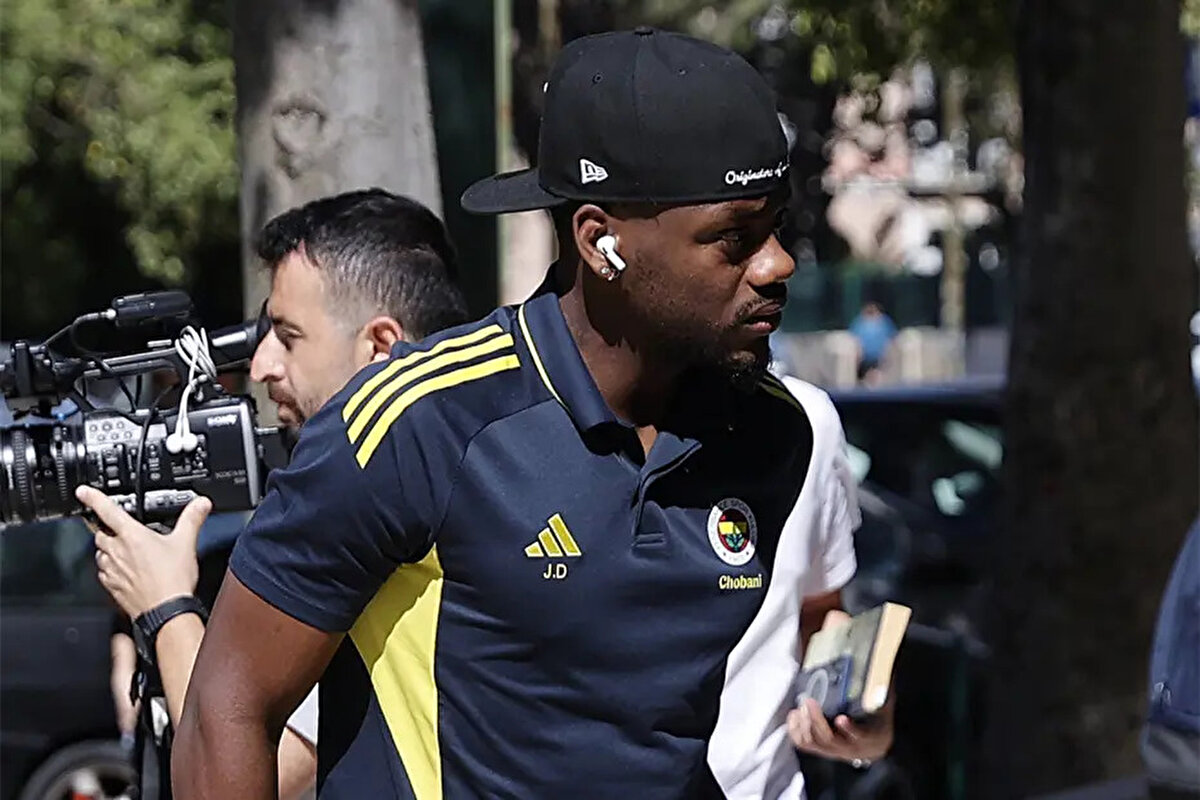 Fenerbahçe'nin Benfica'ya karşı oynadığı maçta sakatlanan Jhon Duran  Fenerbahçe formasından bir süredir uzak kaldı.