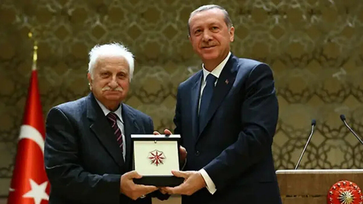 Türk müziğinin kıymetli isimlerinden, neyzen, ebru sanatçısı ve fotoğrafçı Niyazi Sayın, 98 yaşında İstanbul’da vefat etti.<br>Cumhurbaşkanlığı Kültür ve Sanat Büyük Ödülleri’nde 2014 yılında müzik alanında ödül almıştı.