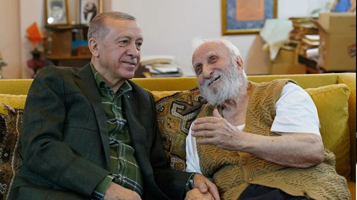 Çok Yönlü Sanatçı Kimliği<br><br>Niyazi Sayın yalnızca ney icracısı değil, aynı zamanda ebru, ciltçilik, fotoğraf, sedef kakmacılığı, ağaç işleri ve tesbih koleksiyonculuğu gibi alanlarda da eserler verdi.<br>Sanat hayatı boyunca birçok öğrenci yetiştirdi; Türk müziği ve geleneksel sanatların yaşatılmasına büyük katkı sağladı.<br>Sanatçının adı, zarafeti, mütevazılığı ve sanata olan derin bağlılığıyla anılmaya devam edecek.