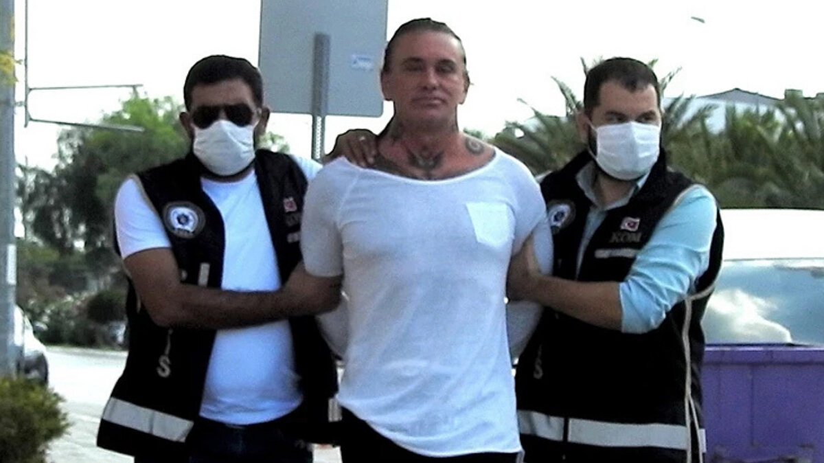 "Cehennem" Lakaplı Necati Arabacı Kimdir?<br><br>Coşkun Necati Arabacı, 14 Şubat 1972’de Almanya’nın Köln şehrinde doğdu.<br>Türk-Alman çifte vatandaşlığına sahip olan Arabacı, yeraltı dünyasında “Köln’ün Babası” ve “Cehennem Necati” lakaplarıyla tanınıyor.<br>Uzun yıllardır Avrupa’da faaliyet gösteren ve uluslararası bir suç örgütü olarak kabul edilen Hells Angels motosiklet kulübünün üst düzey yöneticilerinden biri olarak biliniyor.<br>Adı, 1990’lı yıllardan bu yana uyuşturucu ticareti, silah kaçakçılığı, haraç ve kara para aklama gibi suçlarla anılıyor.