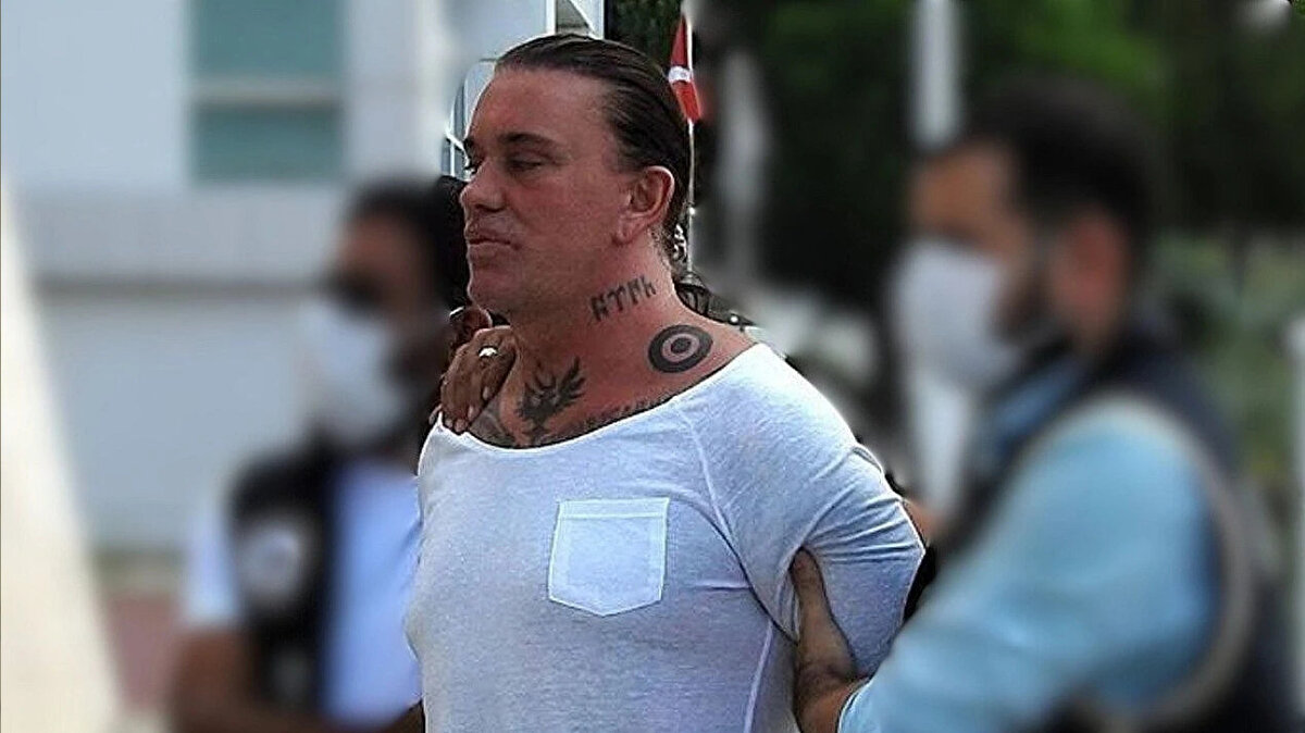 Almanya’nın Köln kentinde başlayarak tüm Avrupa’ya yayılan geniş çaplı bir suç şebekesinin önde gelen isimlerinden biri olan Coşkun Necati Arabacı, Türkiye’de yakalandı.<br>Yeraltı dünyasında “Cehennem Necati” olarak tanınan Arabacı, uzun süredir hem Türk hem de Alman emniyet birimleri tarafından takibe alınmıştı.<br>İzmir polisi tarafından yürütülen kapsamlı operasyonda Arabacı, kara para aklama ve organize suç faaliyetleri suçlamalarıyla gözaltına alındı.