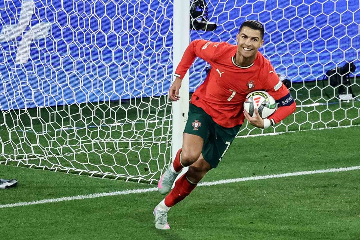 ÖZEL BİR KARİYER TIRMANIŞI<br><br>Ronaldo’nun profesyonel kariyeri Sporting CP ile başladı. <br><br>2003’te Manchester United’a transfer oldu ve burada hem İngiltere Premier Lig hem de Şampiyonlar Ligi başarıları yaşadı. <br>