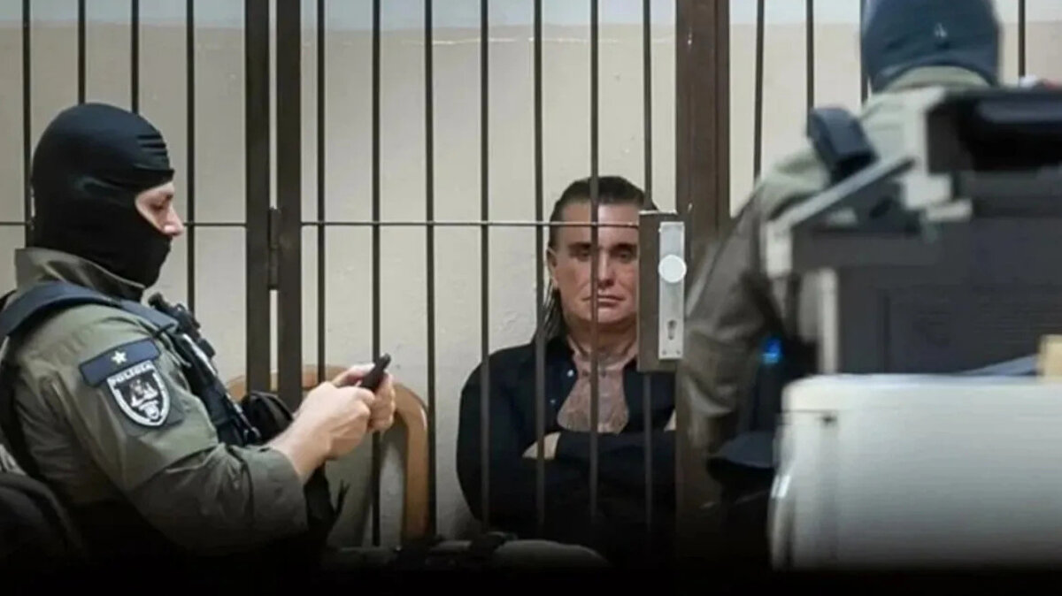 Slovakya’dan Türkiye’ye Uzanan Operasyon Zinciri<br><br>Coşkun Necati Arabacı, en son 9 Eylül 2025’te Slovakya’nın Nitra kentinde ortaya çıktı.<br>Ailesi, arkadaşları ve korumalarıyla birlikte bir restoranda yemek yerken gözaltına alınan Arabacı, ifadesi alındıktan sonra 30 gün içinde ülkeyi terk etme şartıyla serbest bırakılmıştı.<br>Türkiye’ye girişinin ardından takibe alınan Arabacı, İzmir’de gerçekleştirilen operasyonla yakalanarak tutuklandı.<br>Soruşturma, kara para aklama ve organize suç örgütü bağlantılarını aydınlatmak için sürdürülüyor.