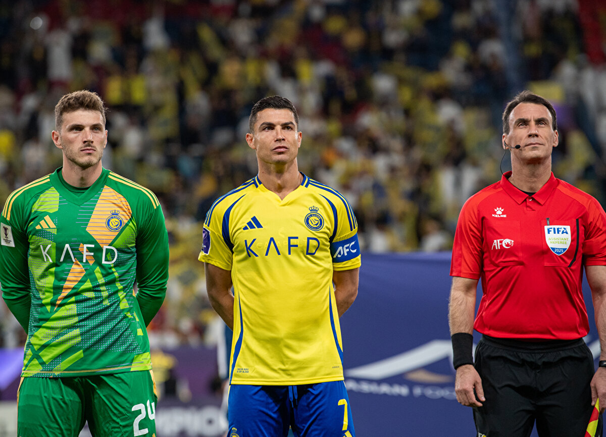 SPONSORLUK ANLAŞMALARIYLA SERVETİNİ KATLADI<br><br>Cristiano Ronaldo sadece saha içi başarılarıyla değil, saha dışındaki marka değeriyle de büyük bir güç. Portekizli oyuncu dünyanın önde gelen birçok markasıyla da sponsorluk işbirliği içerisinde. Ronaldo'nun aynı zamanda Portekiz başta olmak üzere İspanya'da da gayrimenkul yatırımları da bulunuyor.