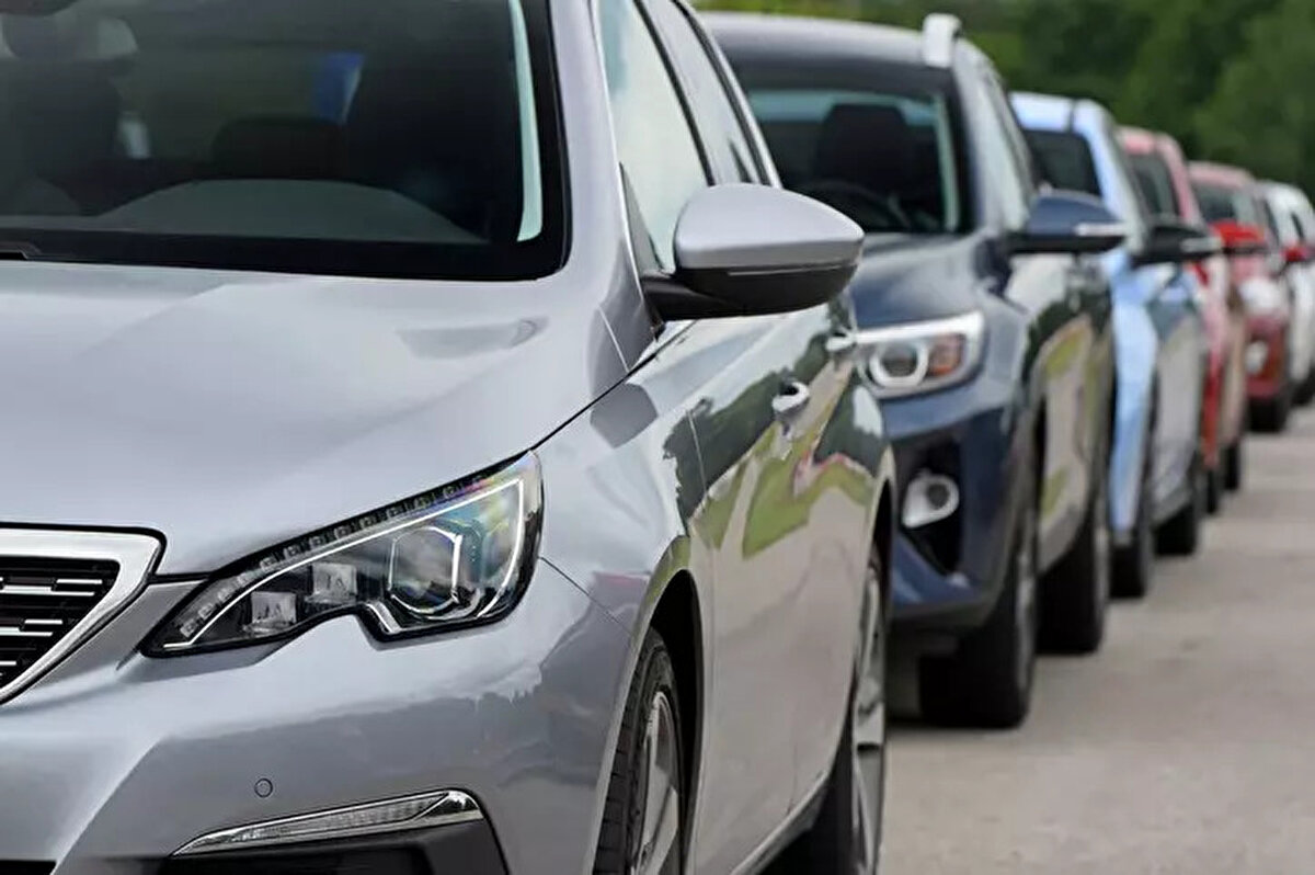 ALKOLLÜ ARAÇ KULLANMA CEZASI 2025 NE KADAR?<br><br>Yeni trafik düzenlemesinde en dikkat çeken artışlardan biri alkollü araç kullanma cezasında oldu.<br><br>İlk ihlalde: 9.267 TL’den 25.000 TL’ye yükseltildi.<br><br>Bir yıl içinde tekrarlanırsa: 50.000 TL.<br><br>İkinci tekrarında: 150.000 TL ceza uygulanacak.<br><br>Beş yıl içinde 3 ve üzeri kez alkollü yakalananların ehliyeti süresiz olarak alınacak.<br><br>Uyuşturucu etkisinde araç kullananlar da 47.842 TL’den 150.000 TL’ye varan para cezalarıyla karşılaşacak.