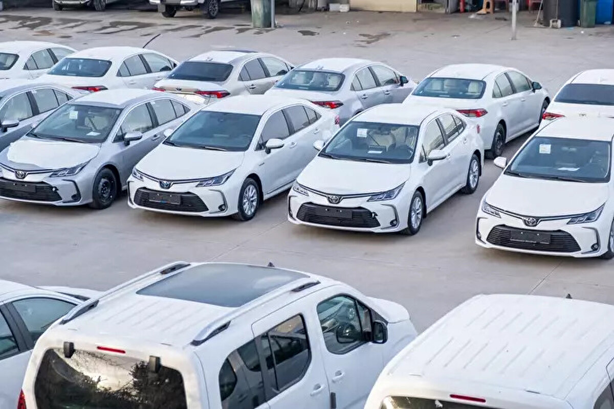 HIZ İHLALİ CEZASI 2025 NE KADAR OLACAK?<br><br>Yeni düzenleme ile hız sınırlarını aşan sürücülere kesilecek cezalar da kademeli olarak artırıldı.<br><br>6-10 km/s aşım: 2.000 TL<br><br>11-15 km/s aşım: 4.000 TL<br><br>16-20 km/s aşım: 6.000 TL<br><br>21-25 km/s aşım: 8.000 TL<br><br>26-35 km/s aşım: 12.000 TL<br><br>36-45 km/s aşım: 15.000 TL<br><br>46-55 km/s aşım: 20.000 TL<br><br>56-65 km/s aşım: 25.000 TL<br><br>66 km/s ve üzeri aşım: 30.000 TL<br><br>Ayrıca,<br><br>46-55 km/s aşanların ehliyetine 30 gün,<br><br>56-65 km/s aşanların ehliyetine 60 gün,<br><br>66 km/s üzeri aşanların ehliyetine 90 gün süreyle el konulacak.