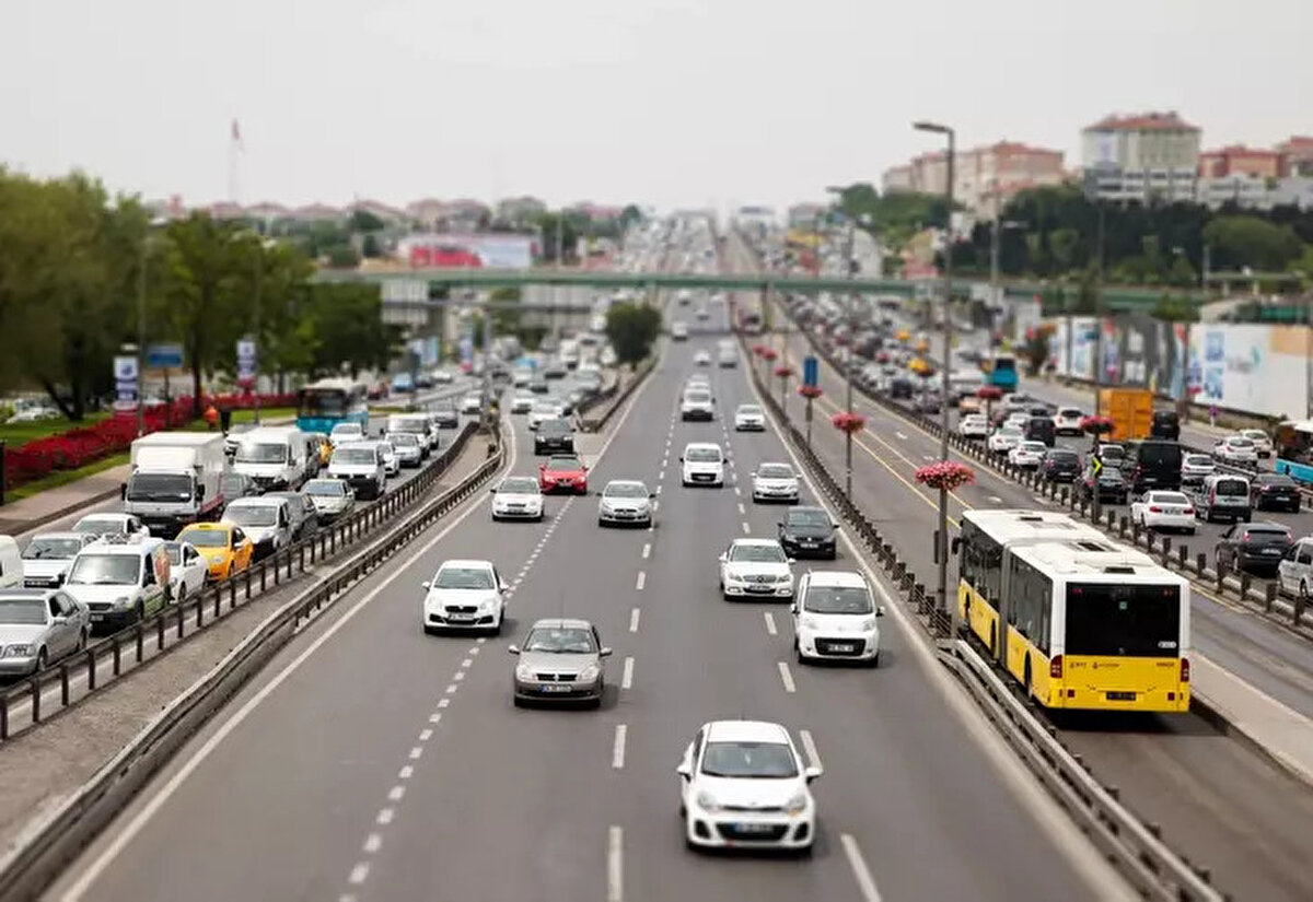 KAZA YERİNİ TERK EDENLERE HAPİS CEZASI<br><br>Ölümlü veya yaralanmalı kazalarda, polis izni olmadan olay yerinden ayrılan sürücülere 1 ila 3 yıl arasında hapis cezası getiriliyor.