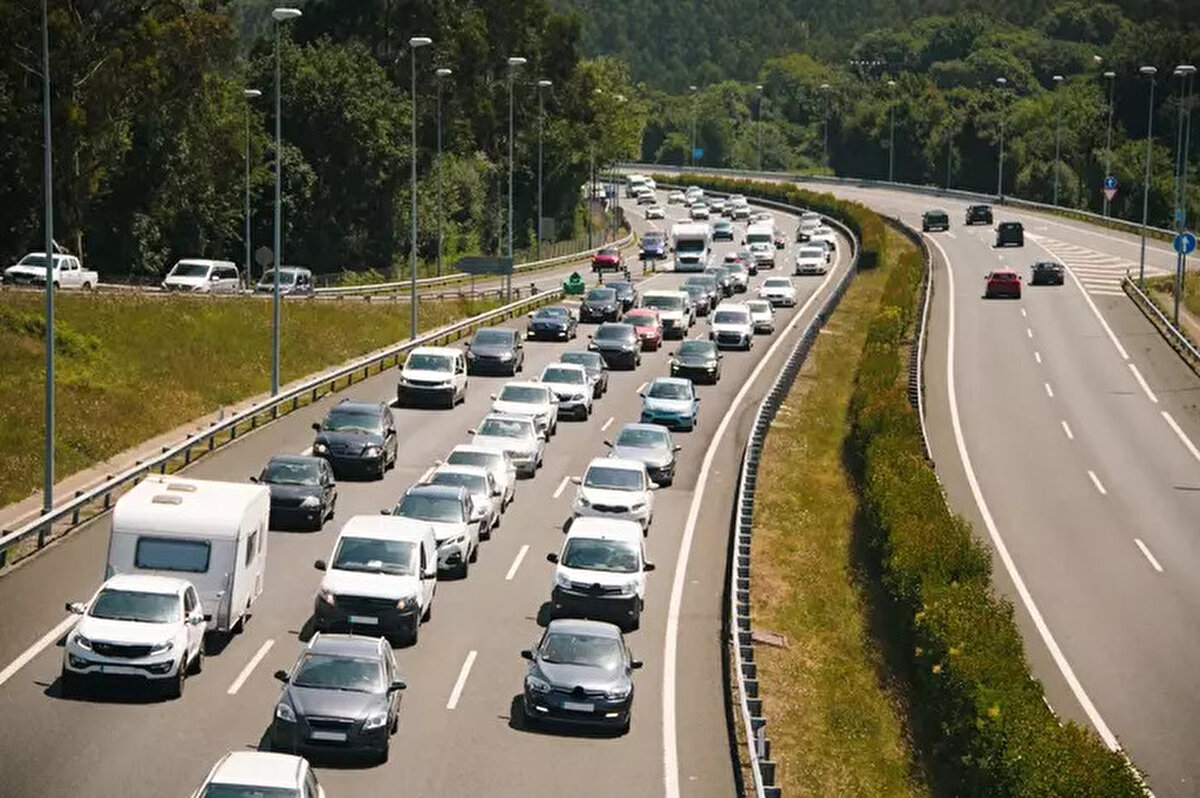 Sürücü belgesi olmadan araç kullanma: 18.677 TL’den 40.000 TL’ye çıkacak.<br><br>Ehliyeti geçici olarak alınan sürücünün araç kullanması: 18.677 TL’den 200.000 TL’ye yükselecek.<br><br>Kırmızı ışık ihlali: 2.167 TL’den 5.000 TL’ye çıkacak.<br><br>Aynı yıl içinde tekrarlanırsa cezalar sırasıyla 10.000 TL, 15.000 TL, 30.000 TL ve 80.000 TL olacak.<br><br>Seyir hâlinde cep telefonu kullanma: 2.167 TL’den 5.000 TL’ye, tekrarında 20.000 TL’ye kadar artacak.<br><br>Emniyet kemeri takmama: 993 TL’den 2.500 TL’ye, 4 ve üzeri tekrarda ehliyete 30 gün el konulacak.<br><br>Kask takmayan motosiklet sürücü ve yolcusu: 993 TL’den 2.500 TL’ye, tekrarında 10.000 TL’ye kadar artacak.<br><br>Takograf bulundurmayanlara: 4.512 TL’den 75.000 TL’ye.<br><br>Taksimetre bulundurmayanlara: 4.512 TL’den 46.000 TL’ye.