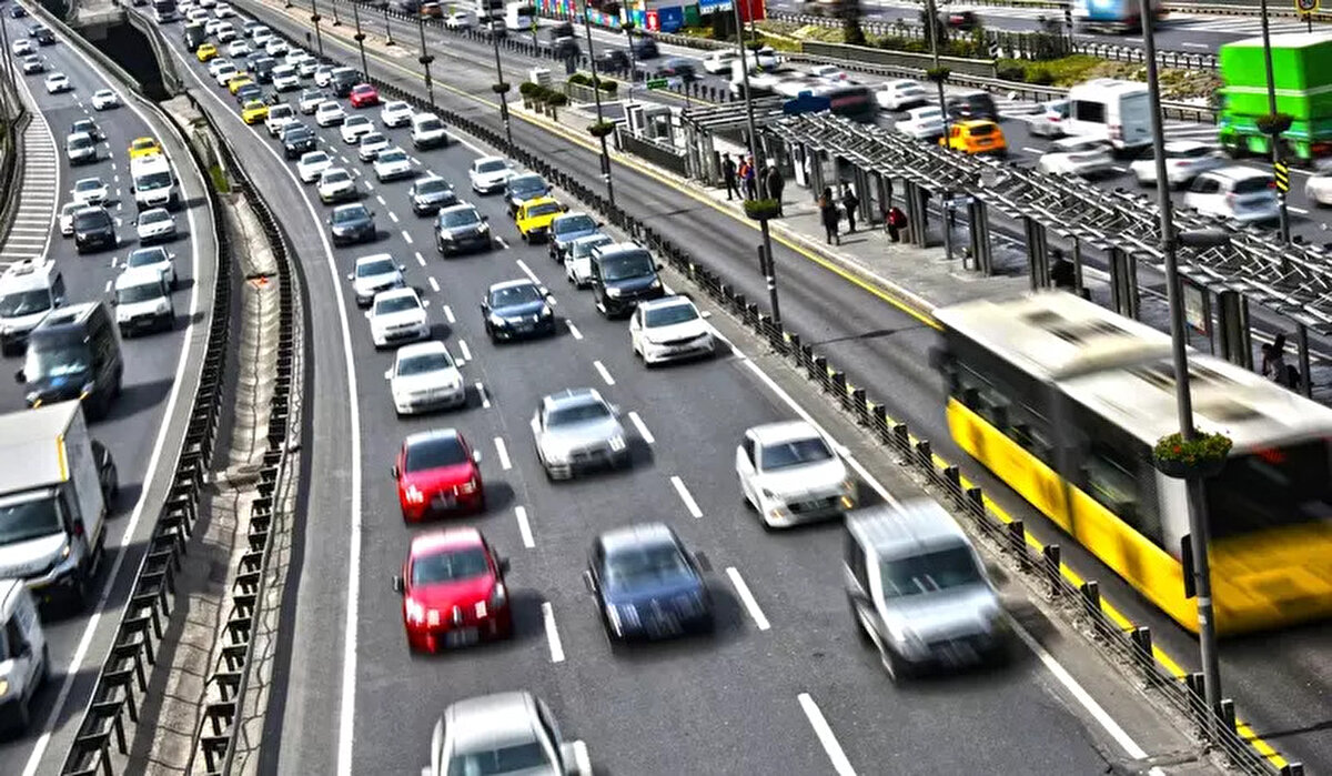 KIŞ LASTİĞİ ZORUNLULUĞU GENİŞLİYOR<br><br>Yeni düzenlemeye göre sadece ticari araçlar değil, belirli illerdeki özel araçlar da hava koşullarına göre kış lastiği zorunluluğuna tabi olacak.