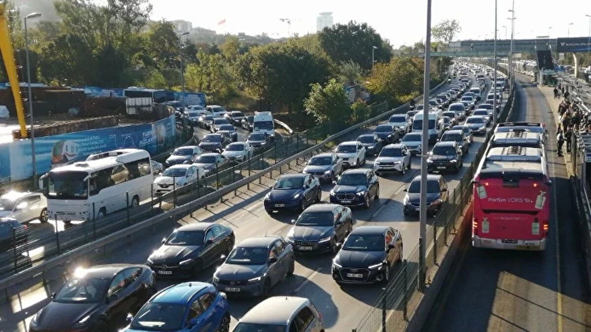 TRAFİKTE YENİ DÖNEM BAŞLIYOR<br><br>2025 yılı itibarıyla yürürlüğe girmesi beklenen Yeni Trafik Kanunu, sürücülerin kurallara daha sıkı şekilde uymasını hedefliyor. İçişleri Bakanı Ali Yerlikaya, “Denetimler artacak, cezalar caydırıcı olacak. Amacımız ceza kesmek değil, can kaybını önlemek.” sözleriyle yeni dönemin mesajını verdi.