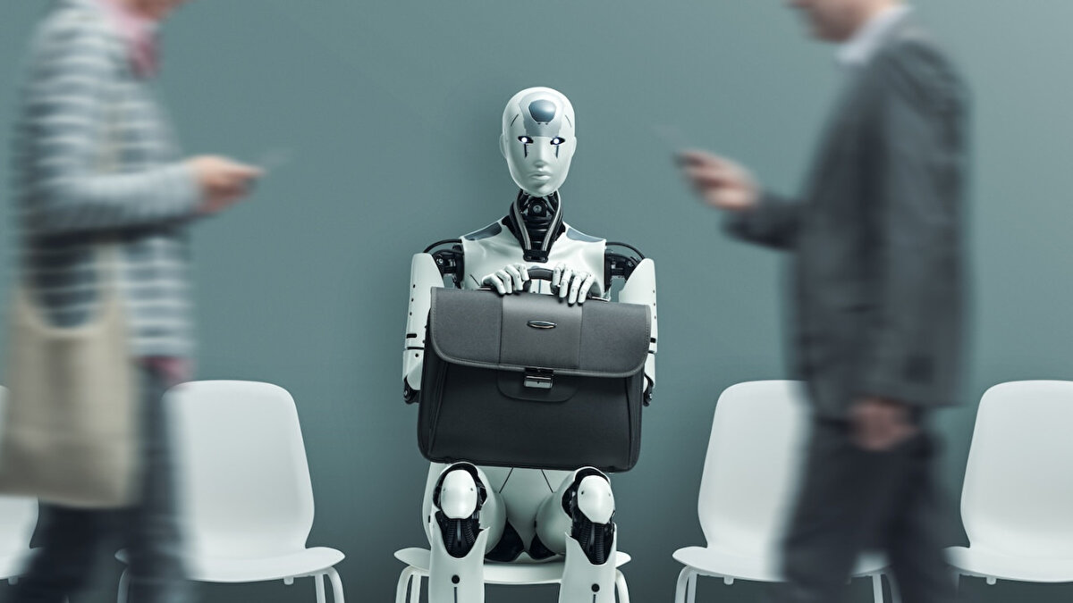 “2030’A KADAR YÜZDE 99 İŞSİZLİK YAŞANACAK”<br><br>“Diary of CEO” adlı podcast programına konuşan Yampolskiy, genel yapay zekanın (AGI) 2027 yılına kadar geliştirileceğini belirterek, bu teknolojinin insan benzeri robotlarla birleştiğinde iş gücü piyasasında “yok oluş düzeyinde” bir dönüşüm yaratacağını ifade etti.<br><br>Uzman, “Beş yıl içinde fiziksel emek tamamen otomatik hale gelecek. 2030’a kadar işsizlik oranı tarihte görülmemiş seviyelere ulaşacak. Yüzde 10 değil, yüzde 99 işsizlikten söz ediyorum.” dedi.