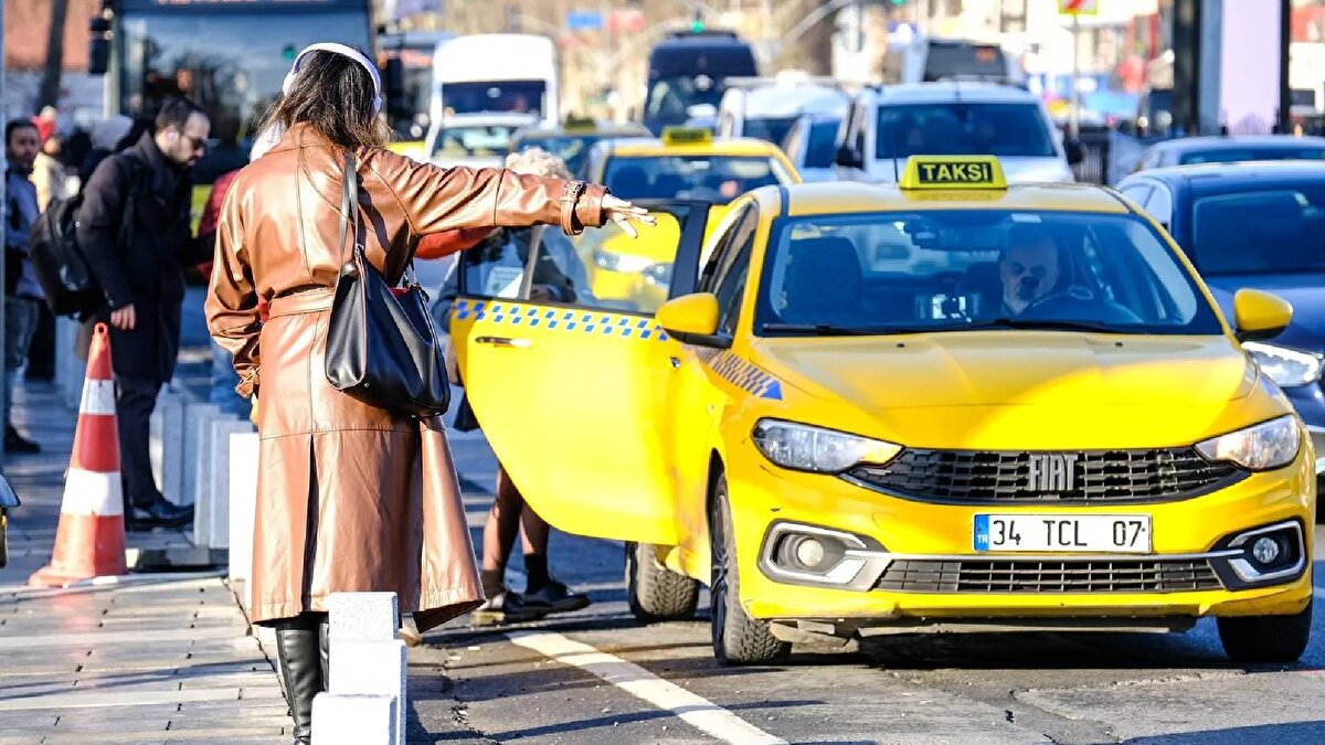 Kimler katılabilir?<br><br>İhaleye yalnızca gerçek kişiler katılabiliyor. Şirketler, kooperatifler veya tüzel kişilikler başvuru yapamıyor. Katılımcıların:İstanbul’da ikamet etmesi, 22 yaşından gün almış ve 69 yaşından gün almamış olması, En az B sınıfı sürücü belgesine sahip bulunması, Sabıka kaydının temiz olması, Üzerine kayıtlı başka toplu taşıma plakası (taksi, minibüs, servis vb.) olmaması gerekiyor. Her aday sadece bir plaka için başvuru yapabiliyor.