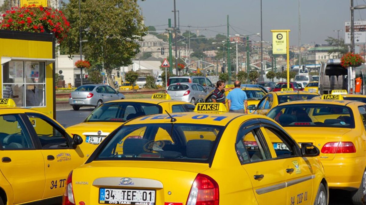 Başvuru için hangi belgeler isteniyor?<br><br>Başvuru için gerekli belgelerin çoğu e-Devlet üzerinden temin edilebiliyor. İlgili belgeler şöyle: Teklif mektubu, Taahhütname, Nüfus kayıt örneği, B sınıfı sürücü belgesi bilgileri, İstanbul ikamet belgesi, Adli sicil kaydı, Geçici teminat makbuzu, Şartname bedeli makbuzu. 