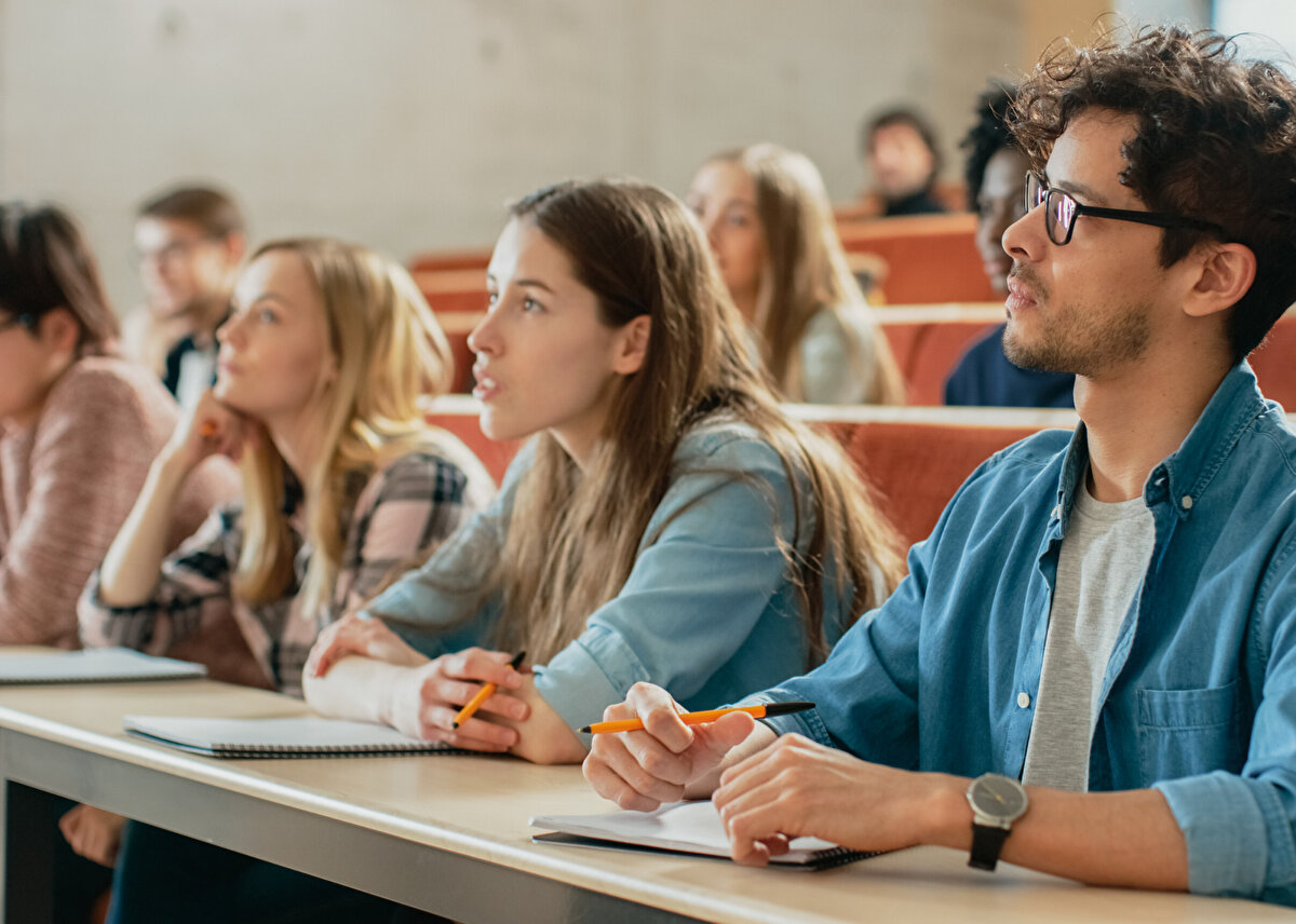 Eğitim öğretim yılının başlaması ile öğrencilerin gündeminde burs başvuru tarihleri yer alıyor. TEV liseden doktoraya kadar binlerce öğrenciye burs imkanı sunuyor. Yurt ve ortaöğretim burs tarihleri sona eren kurumda üniversite bursu bursu için başvuru tarihi sona ermek üzere. Peki nasıl başvuru yapılır? Sanat bursu, yüksek lisans, doktora üstün başarı bursu başvuruları ne zaman?
