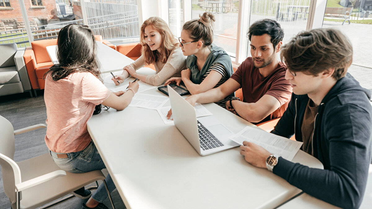 TEV BURS ÖDEMESİ NE ZAMAN YAPILACAK?<br>TEV burs ödemeleri Ekim - Haziran dönemleri arasında yapılıyor.Yurt bursları ise 10 aylık süre için ödenir. Ödemeler her ayın 15'inden banka hesaplarına aktarılır. İlk ödeme ise Aralık'ta yapılıyor.<br><br>