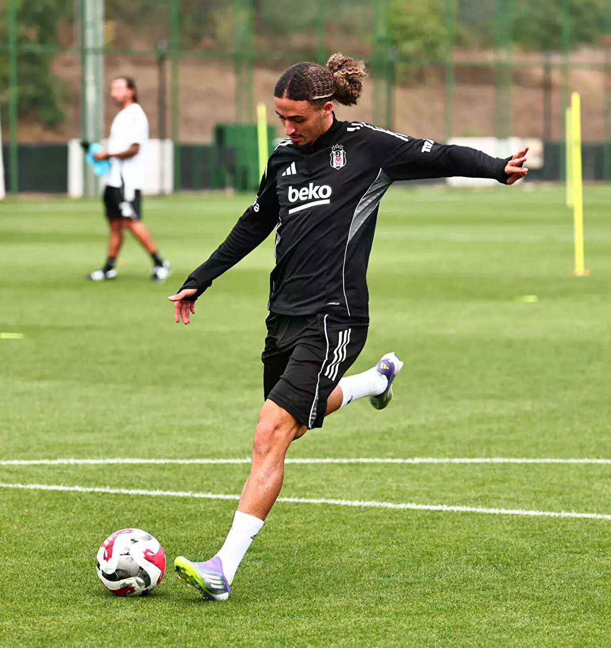 Beşiktaş'ın büyük umutlarla Schalke04'den 6 milyon Euro'ya transfer ettiği Taylan Bulut kadroya girmekte güçlük yaşıyor.