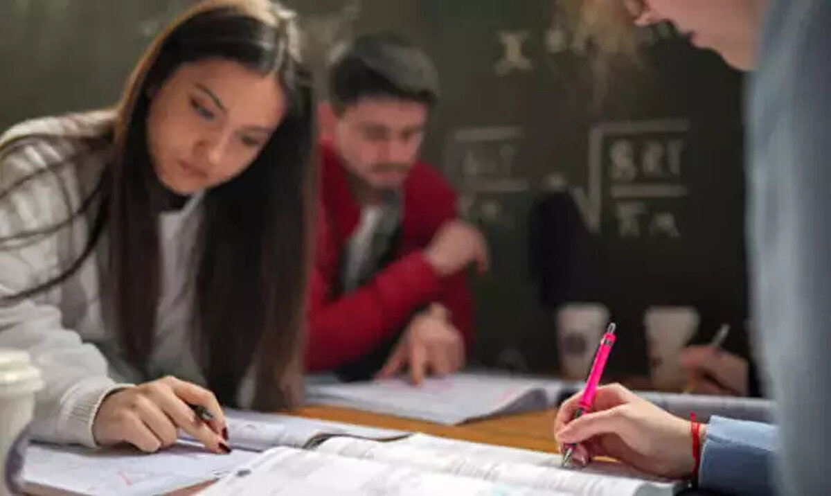 KYK Burs Başvuru Ekranı Açıldı mı?<br><br>Öğrencilerin en çok merak ettiği konulardan biri de başvuru ekranının açılıp açılmadığı. Şu an itibarıyla KYK burs/kredi başvuru ekranı e-Devlet üzerinden henüz açılmadı. Başvuru süreci başladığında, işlemler T.C. kimlik numarası ve şifre ile e-Devlet kapısı üzerinden online olarak tamamlanacaktır.