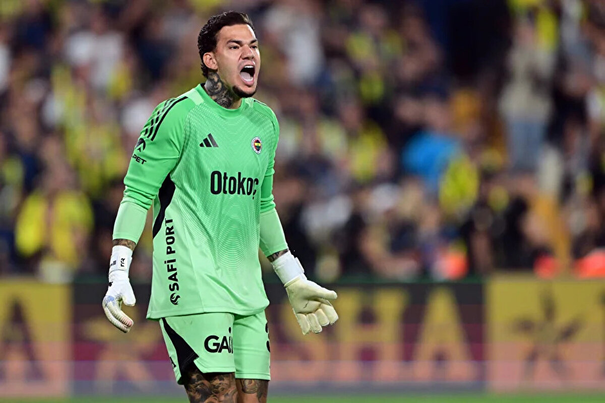 Fenerbahçe’nin Brezilyalı kalecisi Ederson, antrenmanda yaşadığı sakatlık sonrası yapılan kontrollerde arka adalesinde kanama tespit edilince, tecrübeli file bekçisi geçtiğimiz pazar günü Süper Lig’de oynanan Samsunspor maçı kadrosuna dahil edilmemişti.<br><br><br>Sarı lacivertli takımın teknik direktörü Domenico Tedesco ise karşılaşmanın ardından yaptığı açıklamada, 32 yaşındaki eldivenin 2 hafta sahalardan uzak kalacağını duyurmuştu.