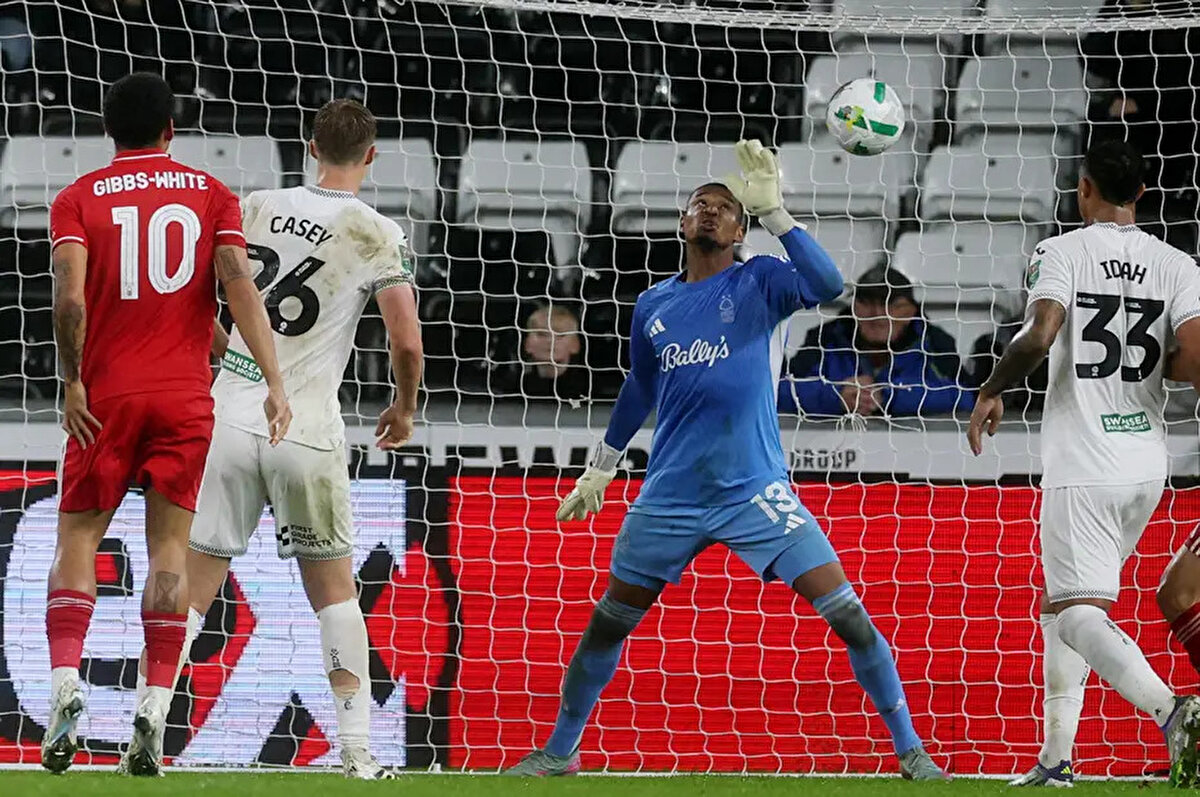 Ederson'un bu sakatlığı yalnızca Fenerbahçe'yi değil, Brezilya Milli Takımı'nı da etkiledi. Sambacılar'ın teknik direktörü Carlo Ancelotti, Güney Kore ve Japonya ile oynayacakları maçların aday kadrosuna tecrübeli file bekçisinin yerine Nottingham Forest'ın kalecisi John Victor'u dahil etti.<br><br> <br><br>Kariyerinde ilk kez Brezilya A Milli Takımı'na çağrılan 29 yaşındaki eldivenin ise bu haberi alınca büyük bir şok yaşadığı ortaya çıktı.