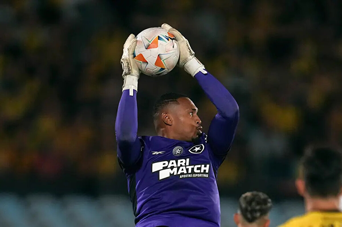 JOHN VICTOR KİMDİR?<br><br> <br><br>1996 yılında Brezilya'nın Sao Paolo eyaletine bağlı olan Diadema'da doğan John Victor, futbola Santos'ta başladı. Portuguesa ve Internacional'de kiralık oynadıktan sonra 2023'te İspanyol takımı Real Valladolid'e kiralanan Victor, Ocak 2025'te ise 1.3 milyon euro bonservis bedeliyle Botafogo'ya transfer oldu.<br><br> <br><br>Buradaki başarılı performansının ardından geçtiğimiz yaz Galatasaray ve Fenerbahçe'yle de adı anılan Brezilyalı file bekçisi, 8 milyon euro bonservisle Nottingham Forest ile 3 yıllık sözleşme imzaladı.