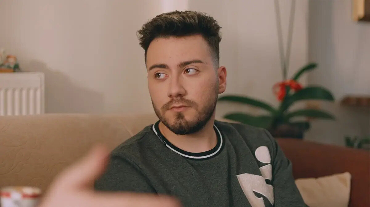 Enes Batur Kariyerine Farklı Bir Yön mü Veriyor?<br><br>Hesabın kapatılmasıyla ilgili akla gelen en büyük sorular şunlar:<br><br>Kalıcı mı? Enes Batur YouTube kariyerine tamamen son mu verdi?<br><br>Geçici mi? Yoksa bu sadece bir tepki, dinlenme veya kariyerine yeni bir yön verme amacıyla alınan geçici bir ara mı?<br><br>Türkiye'nin en büyük içerik üreticilerinden birinin platformdan çekilmesi, dijital camiada büyük bir boşluk yaratacak gibi görünüyor. Hayranları ve takipçileri, Enes Batur'dan gelecek resmi bir açıklamayı merakla bekliyor. Gözler, ünlü ismin sosyal medya hesaplarında ve yapacağı muhtemel yeni bir duyuruda.<br><br>Hesapla ilgili yeni bir gelişme olduğunda makalemiz güncellenecektir.