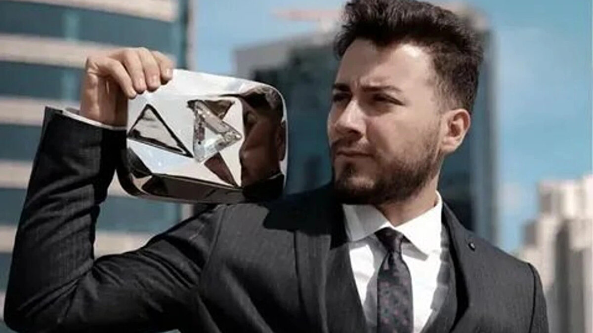 Enes Batur YouTube Kanalını Mı Kapattı?<br><br>Enes Batur, bu radikal kararla ilgili henüz resmi bir açıklama yapmadı. Ancak, kanalın kapatılması öncesinde yaşananlar, olayın arkasındaki nedenlere dair bazı ipuçları sunuyor:<br><br>Binlerce Video Silinmesi: Enes Batur, kanalının tamamen ortadan kalkmasından kısa bir süre önce, yaklaşık 4 bin civarında videosunu silmişti. İlginç olan, bu silinen içeriklerin arasında yalnızca eski sevgilisi Başak Karahan'ın yer aldığı videoları bırakmasıydı.<br><br>Magazin Gündemi: Batur, son günlerde eski sevgilisi Başak Karahan'ın evliliğiyle ilgili sosyal medyada yaptığı paylaşımlar ve etkileşimler nedeniyle sıkça magazin gündeminde yer alıyordu. Bu gelişmelerin ardından gelen kanal kapatma kararı, olayın kişisel yaşantısıyla bağlantılı olabileceği spekülasyonlarını güçlendiriyor.