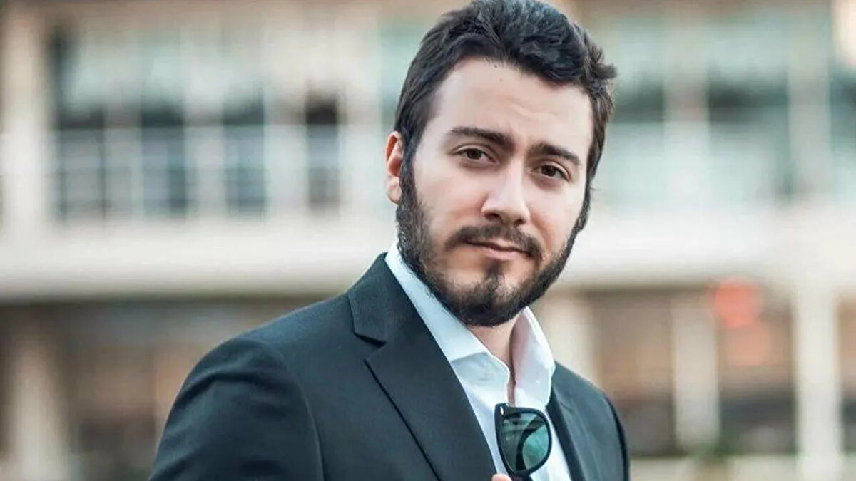 Türkiye'nin ilk ve en popüler YouTuber'larından Enes Batur, dijital içerik gündemini sarsan bir kararla gündemde. Milyonlarca takipçiye sahip olan ünlü ismin YouTube kanalına artık ulaşılamaması, hayranlarını büyük bir şaşkınlığa uğrattı. Son günlerde eski sevgilisi Başak Karahan ile ilgili yaptığı paylaşımlar ve binlerce videosunu silmesiyle zaten dikkatleri üzerine çeken Batur'un, platformdaki varlığına son vermesi "Kariyerine veda mı etti, yoksa sadece geçici bir mola mı?" sorularını beraberinde getirdi. İşte Enes Batur'un YouTube hesabının son durumu ve bu radikal kararın arkasında yatanlar...
